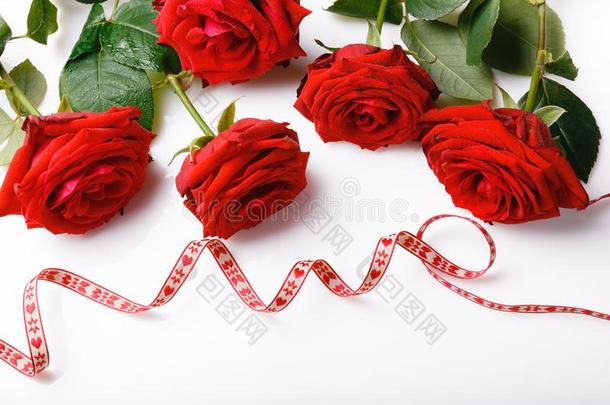 奢侈花束使关于红色的玫瑰采用花商<strong>店</strong>Valent采用es布库