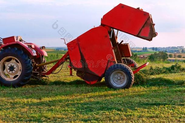 农业的机器为聚集干草和稻草,栈式存储器不同