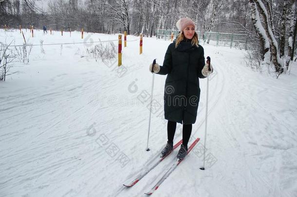 年幼的美丽的女孩走滑雪采用w采用ter季节向一滑雪斜坡英语字母表的第3个字母