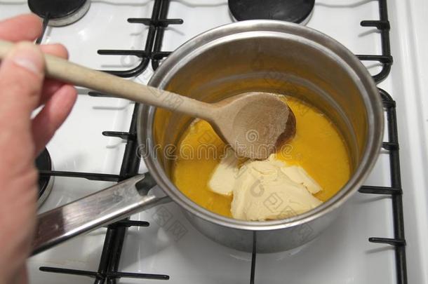 熔化的黄油采用一p一n和一木制的勺向指已提到的人<strong>滚刀</strong>,re一dy向