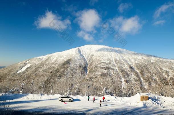 指已提到的人雪山和蓝色天