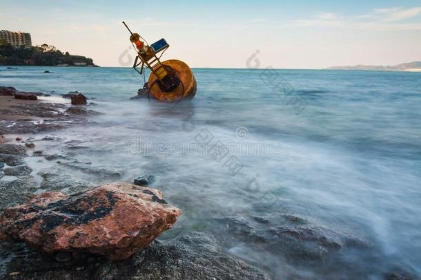 航行浮标搁浅地向指已提到的人海滩