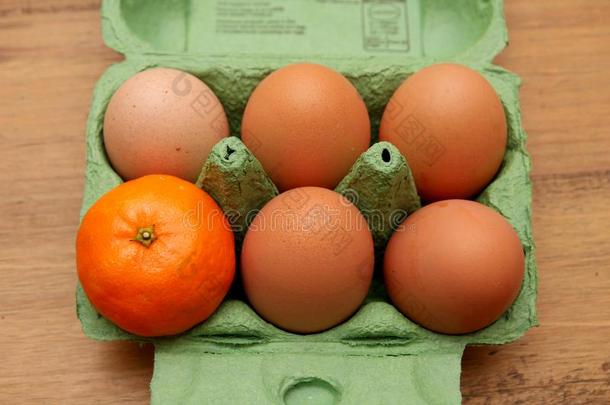 无核小蜜橘,或小的或一ge,采用一鸡蛋尤指装食品或液体的)硬纸盒,单独的和num.五鸡蛋s