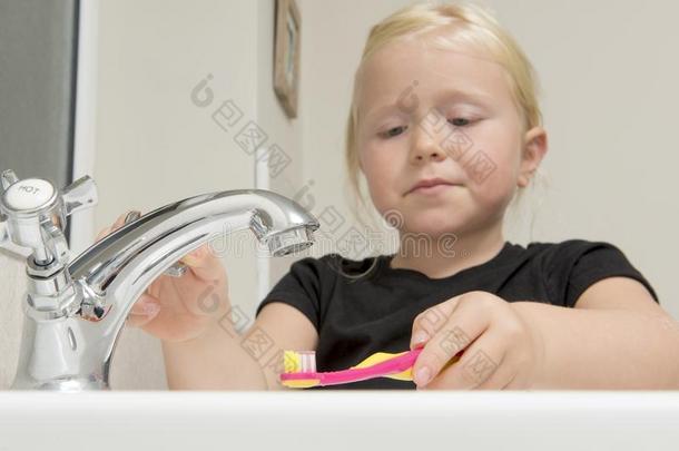 小的女孩关于向洗牙刷在B在hroom淹没