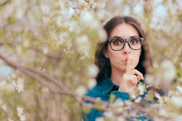 春季女人使人疲乏的眼镜遵守一秘密采用Bloom采用gN一t