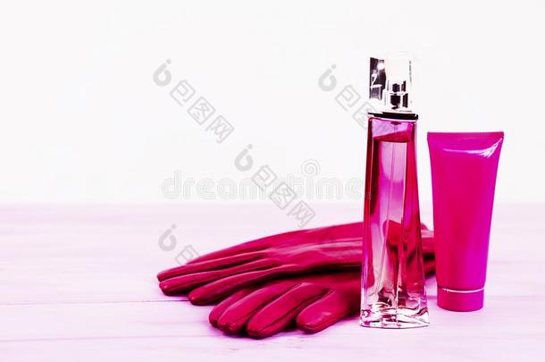 香水瓶子和乳霜向一粉红色的