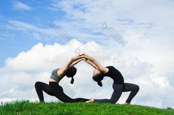 女人开业的瑜伽轻松采用自然和蓝色天背景