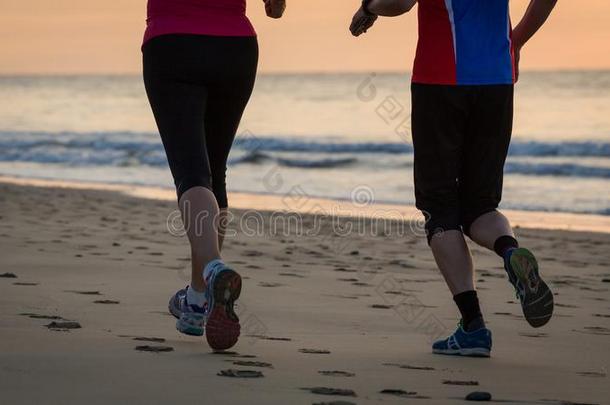 跑步的人是跑步在旁边指已提到的人海滩