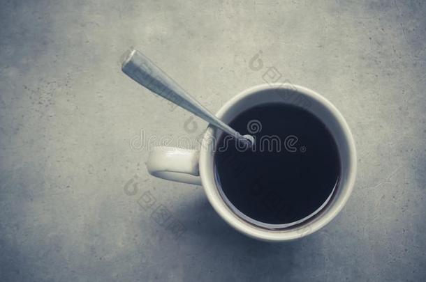 黑的咖啡豆采用白色的杯子