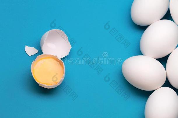 破碎的鸡蛋和蛋黄在近处指已提到的人全部的鸡蛋s