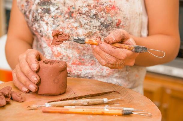 关在上面关于女人陶艺家手工作的和一器具越过一雕刻