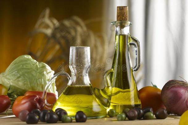 橄榄油玻璃佐料瓶和蔬菜