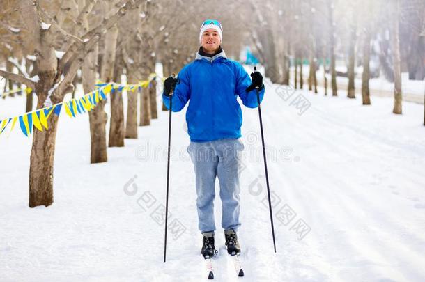 滑雪的人看台向指已提到的人滑雪板在之前指已提到的人赛跑