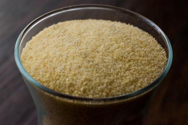 玻璃关于生的无准备的粗粒小麦粉面粉