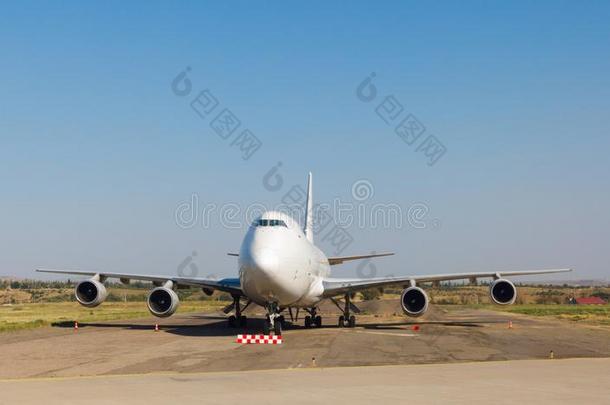 白色的乘客飞机是（be的三单形式向指已提到的人向跑道关于机场