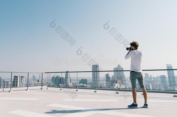 白色的男人<strong>迷人</strong>的城市<strong>风光</strong>照片照片向建筑物屋顶向和煦的：照到阳光的是
