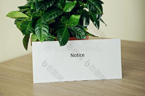 白色的纸和文本注意采用指已提到的人办公室