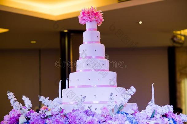 美丽的婚礼蛋糕,白色的蛋糕婚礼装饰