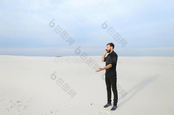 业余爱好者摄影师家伙说话向smartph向e在海滨.