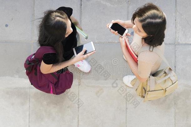 顶空气的看法青少年女儿说话和相遇在步行者走道路