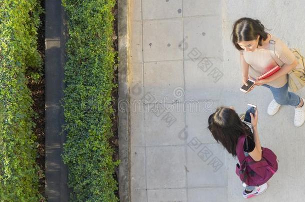 顶空气的看法青少年女儿说话和相遇在步行者走道路