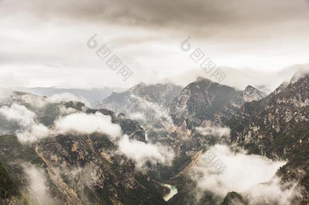 一河跑步通过指已提到的人崎岖的山采用中央的希腊.wickets三柱门