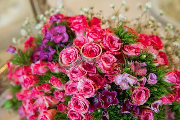 粉红色的婚礼花束关于花.婚礼花束和珍珠一