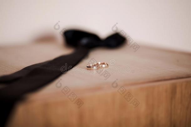 两个金婚礼戒指和黑的关系,使整洁早晨使整洁,韦迪