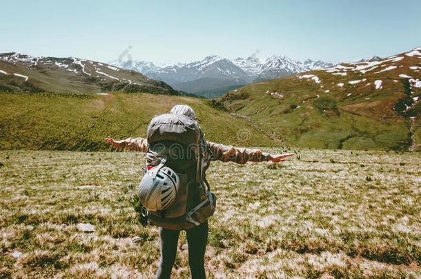 幸福的女人和背包凸起的手向徒步旅行