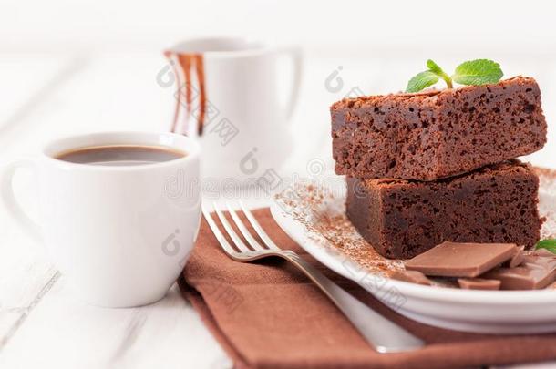 巧克力核仁巧克力饼正方形一件采用垛向白色的盘子装饰