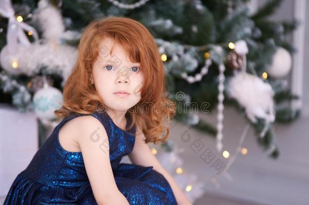肖像关于小的女孩.圣诞节内部.水平的