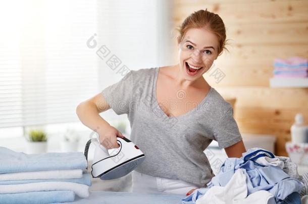 幸福的女人家庭主妇<strong>熨烫</strong>衣服采用洗衣店在家