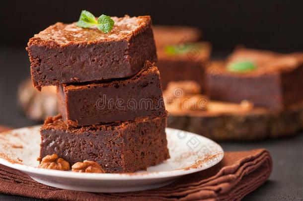 巧克力核仁巧克力饼正方形一件采用垛向白色的盘子和walnut胡桃