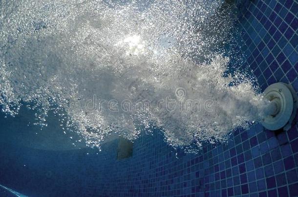 在水中的泡从波浪式浴盆水喷嘴采用热的休闲健身中心水池