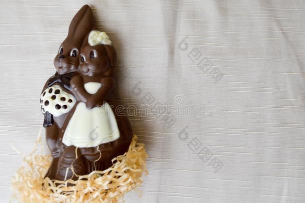 两个巧克力兔子.两个美味的,拥抱,巧克力野兔,一