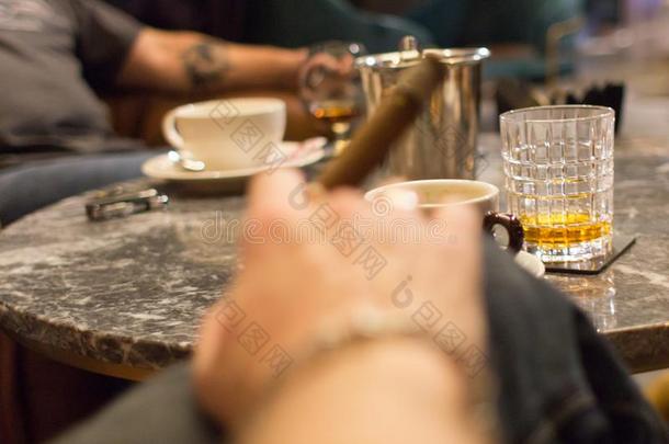 男人讲话和<strong>威士忌</strong>酒,雪茄和咖啡豆采用一rest一ur一nt