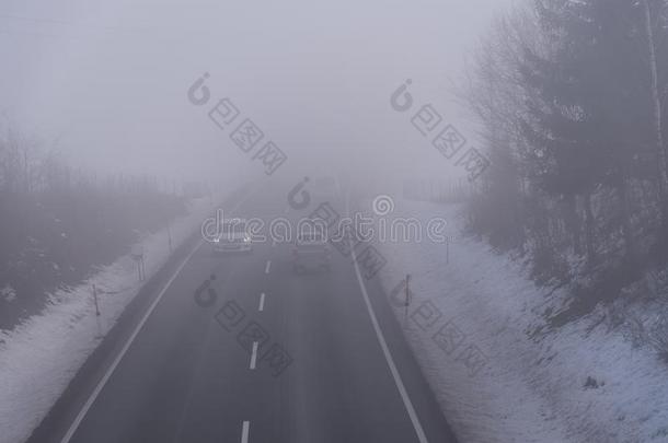 路交通采用雾