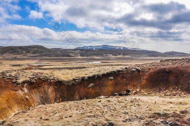 美丽的冰岛的风景-田在下面一蓝色天和人名