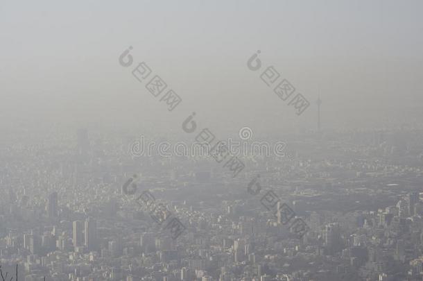 空气的看法关于德黑兰城市从山面,天空-污染天