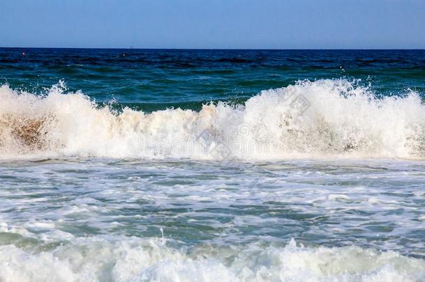 海海浪和喷向指已提到的人海滩
