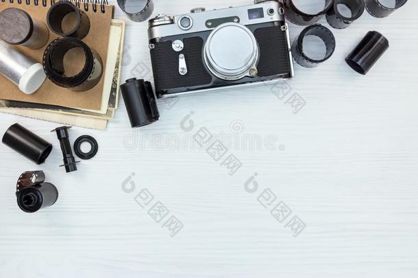 典型的照相机,消极的影片名册和笔记簿向白色的伍德