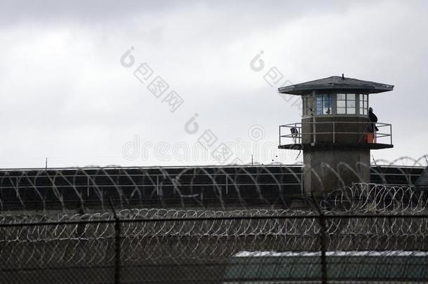 警卫车站国家监狱装有倒钩的金属丝灰色的天栅栏