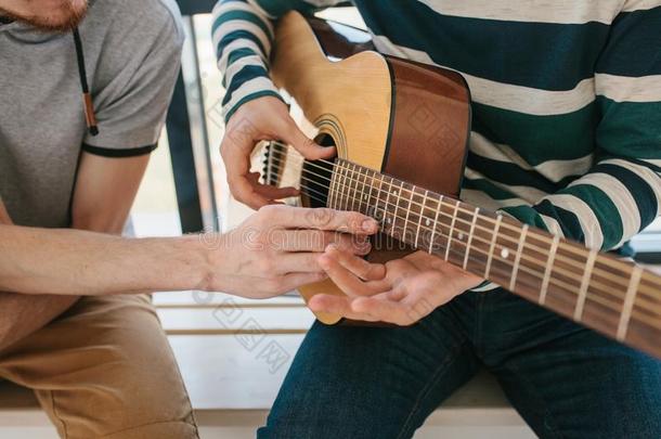 学问向比赛指已提到的人吉他.音乐教育和学校课程以外的