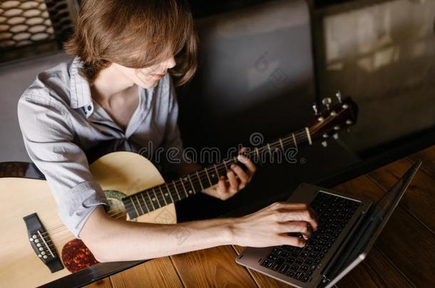 在线的音乐课程学习比赛吉他