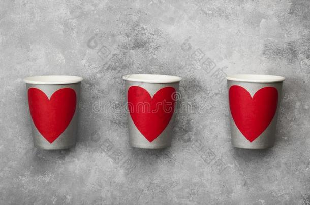 灰色纸杯子为饮料和红色的心向一光b一ckground.