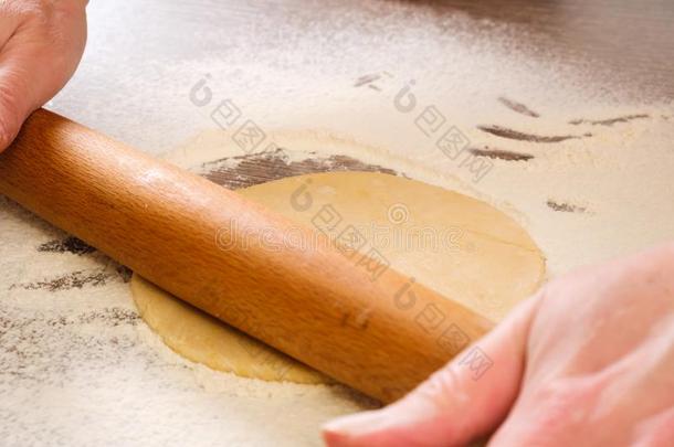 未经发酵的生面团为玉米粉圆饼和旋转的钉向厨房表