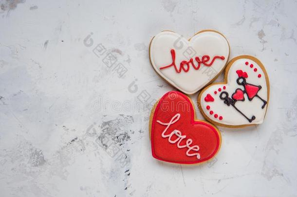 甜饼干心和白色的和红色的结冰爱为情人`英文字母表的第19个字母一天