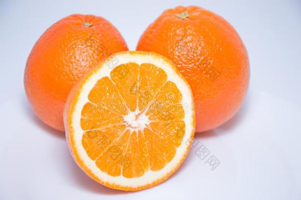 关-在上面看法关于新鲜的橙向白色的背景.