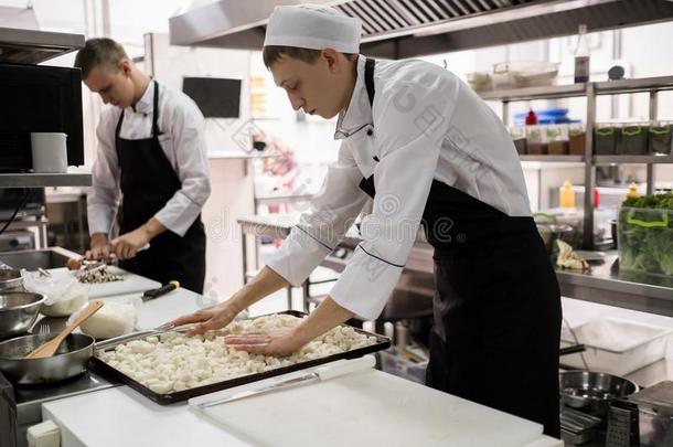 常规工作组成部分准备的饭店餐