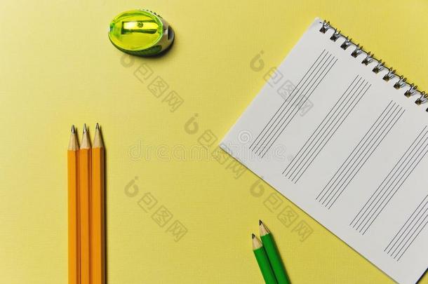 卷<strong>笔刀</strong>,笔记簿,铅笔向一黄色的b一ckground办公室主题